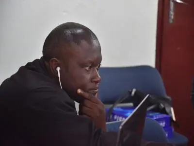 Charité en pleine concentration de montage